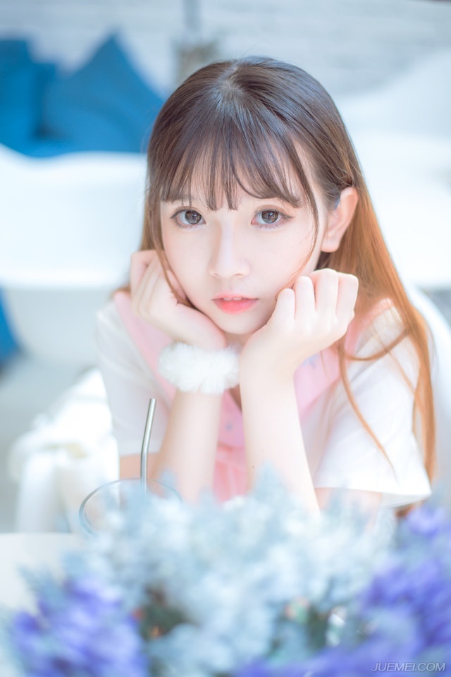 “怎么回事？”一声冷哼，孟达的身影出现在刺史府外，看着纠缠在一起的众人道：“这里是刺史府，看看你们的样子，成何体统！”